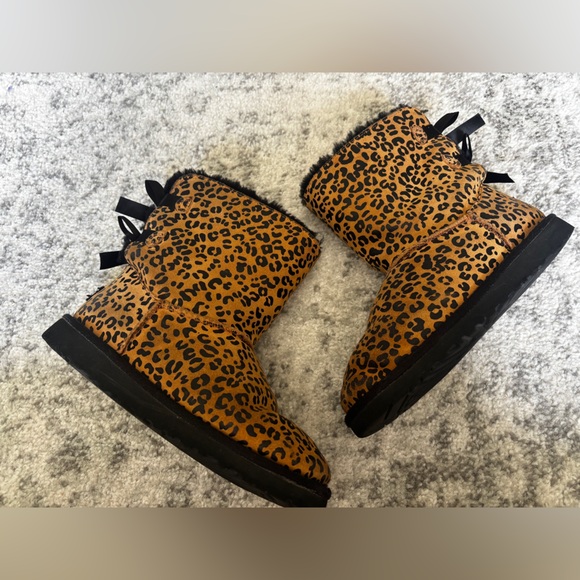 UGG Bailey Bow Boot Leopard Print Suede Shearling Lined Women's: 8 Kids: 6 - Picture 1 of 5